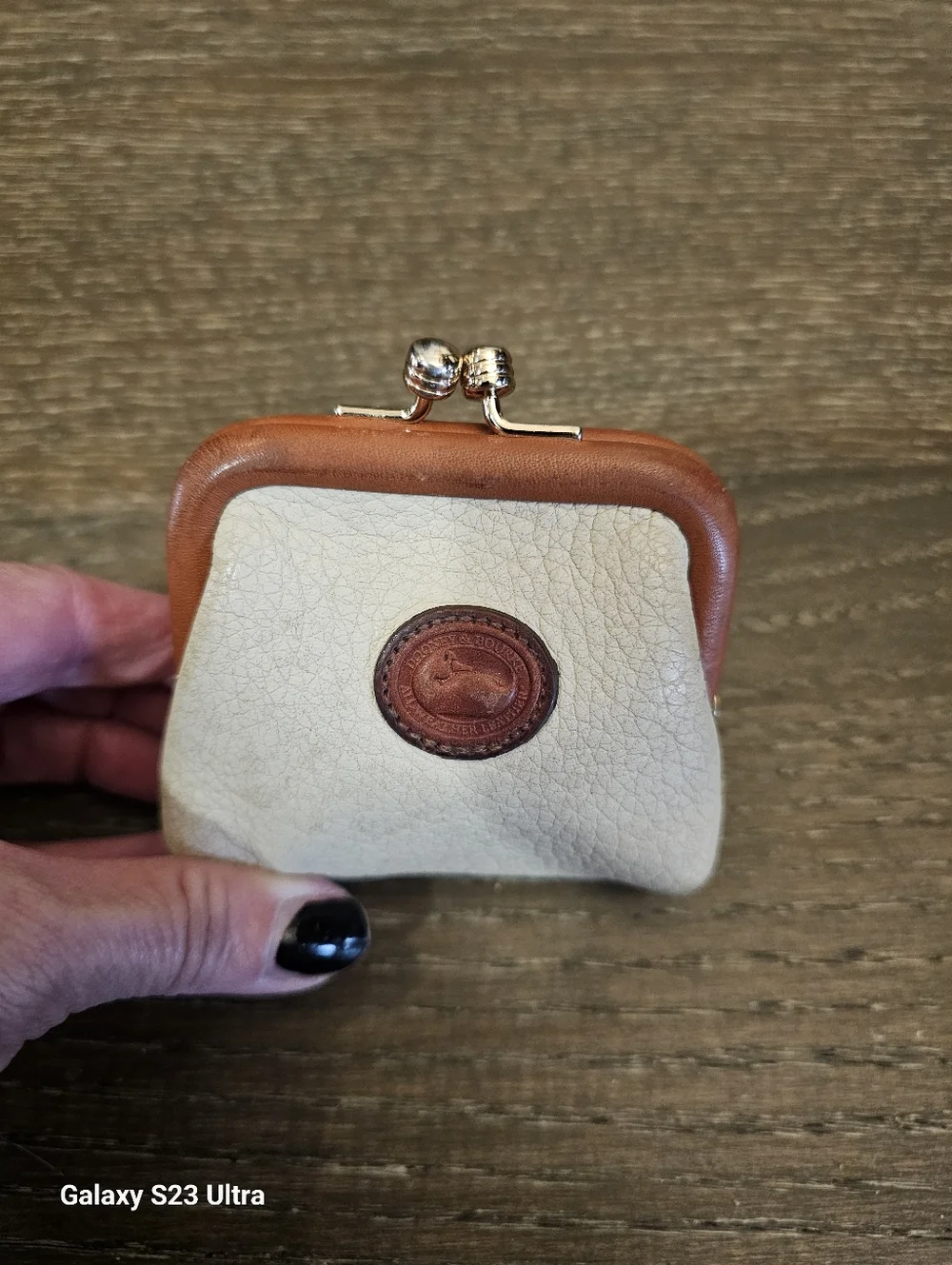 Dooney & Bourke Vintage White Pebbled Leather Coin Purse - Picture 10 of 10